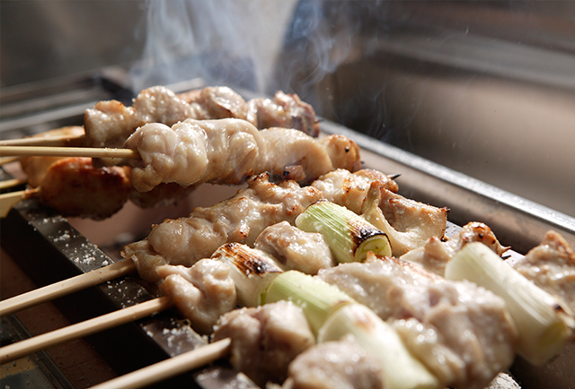 国産どりを丁寧に焼き上げます。